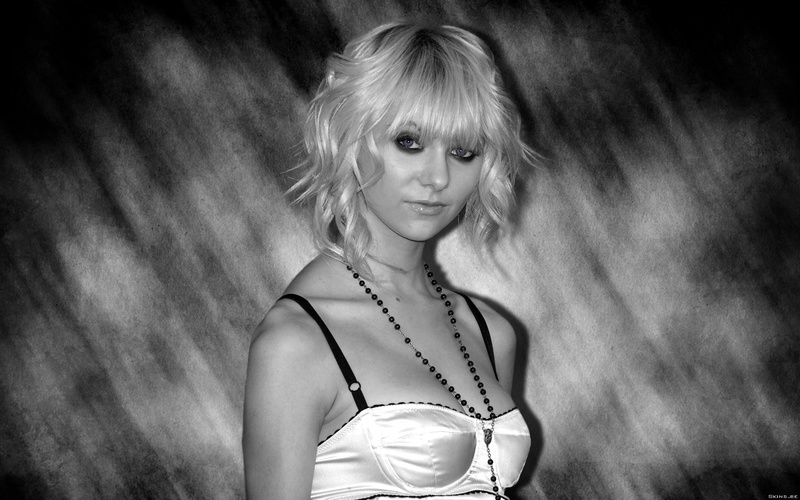 singer, simple background, Taylor Momsen, blond hair, model, Songwriters, music, The Pretty Reckless, white clothing, bare shoulders, white dress, looking at viewer