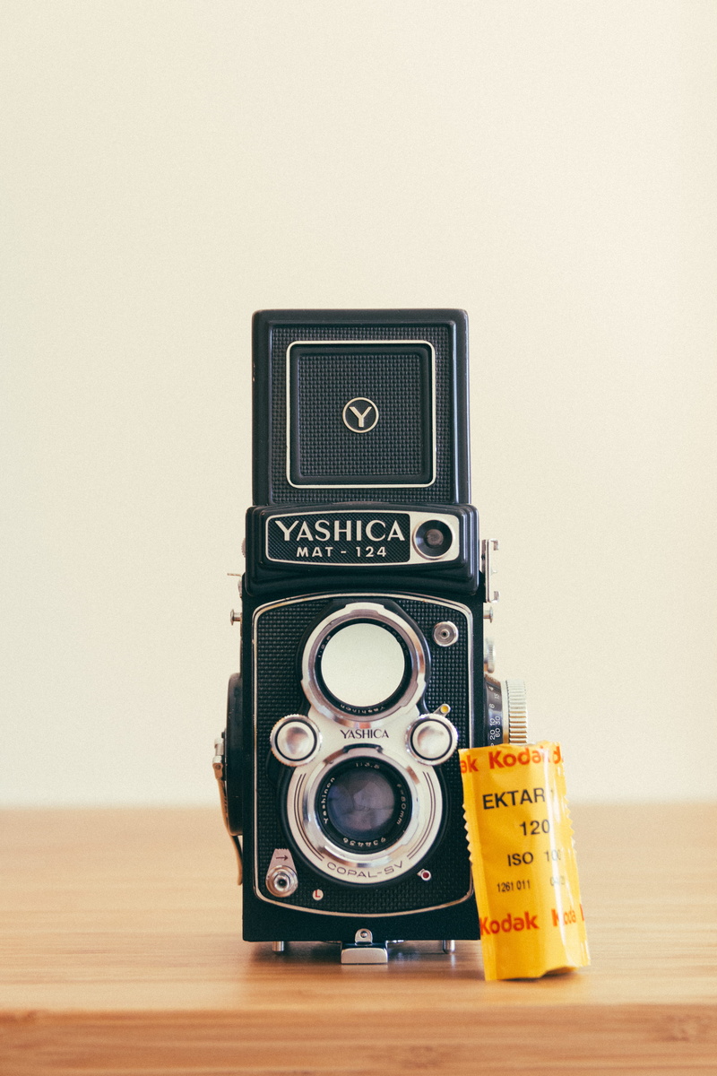 single object, radio, vintage camera, film, still life, nostalgia, photography themes, camera, land, mat, desk, 5K, business, no people, surface, creative