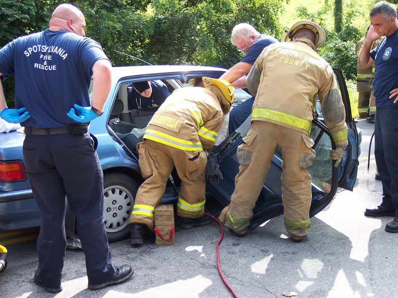clothing, group of people, 2K, medium group of people, responsibility, real people, sedan, safety, accidents and disasters, accident, day, extrication