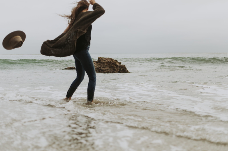 near, sand, ocean, nature, blond hair, standing, trip, full length, lifestyles, female, hairstyle, daylight, seawater, real people, vacations, person, leisure activity