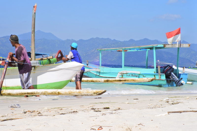 men, real people, clear sky, paradise, group of people, travel, fisherman, beauty in nature, water, beach, meno, island, 5K, indonesia, sea, outdoors