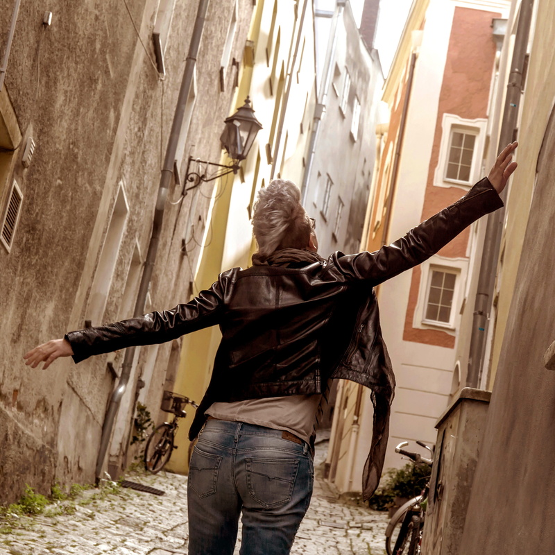 women, woman, residential district, hairstyle, building, passau, one person, fashion, building exterior, summer, dom, sunlight, girl, cheers, human arm