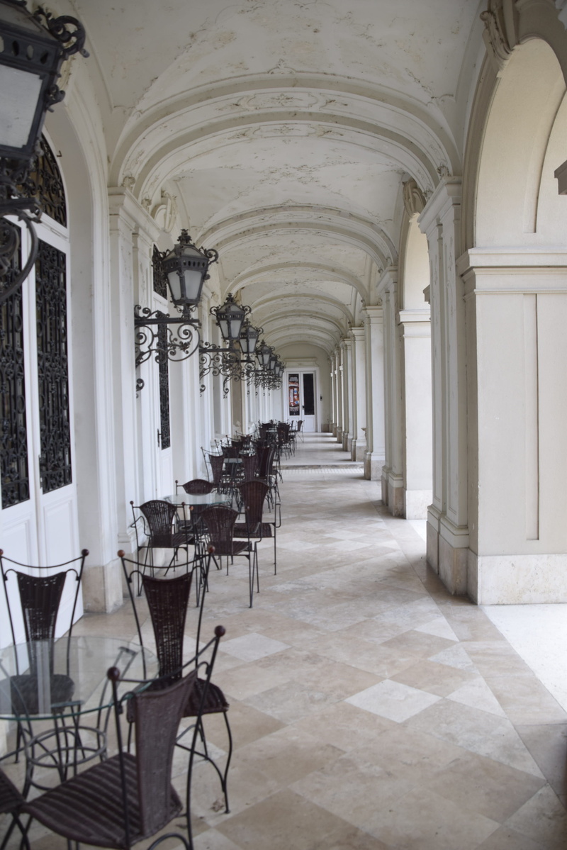 absence, corridor, colonnade, veranda, electric lamp, history, chair, table, arch, lighting equipment, luxury, architecture, arcade, seat, empty, flooring