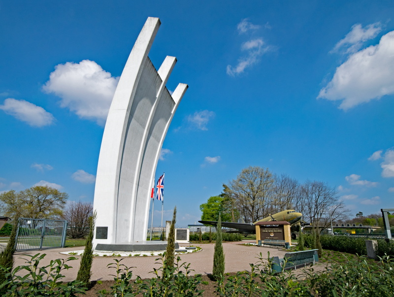 architecture, airforce, outdoors, growth, beauty in nature, candy bomber, places of interest, monument, air bridge memorial, travel destinations, frankfurt