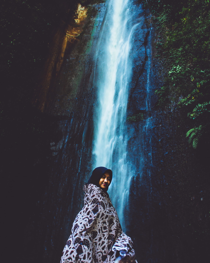 waterfalls, one person, three quarter length, day, standing, young adult, casual clothing, cascade, person, rock - object, waterfall, real people, woman