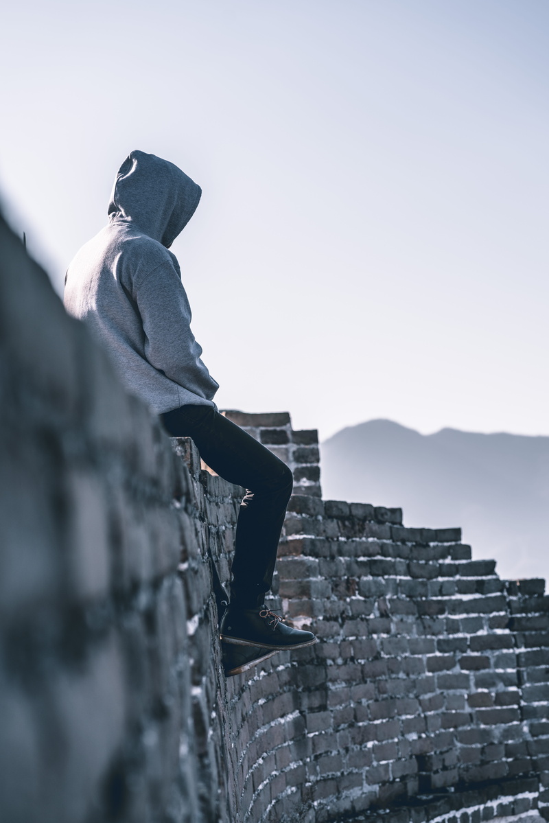 copy space, evening dress, hood, real people, outdoors, 8K, banister, hood - clothing, full length, low angle view, wall - building feature, footwear
