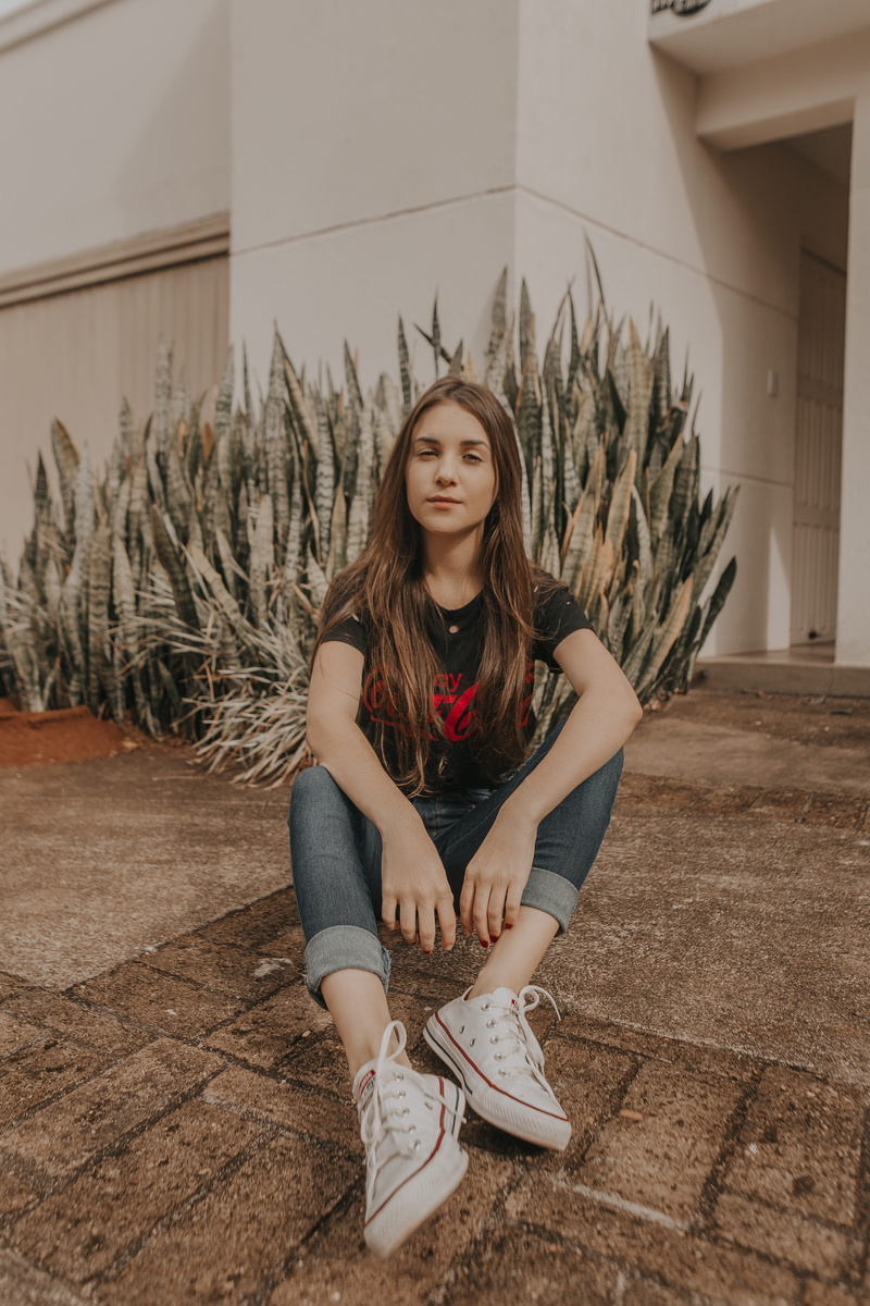 leisure activity, building, front, ground, trainers, building exterior, girl, gray, real people, portrait, built structure, mood, woman, female, pose, hairstyle