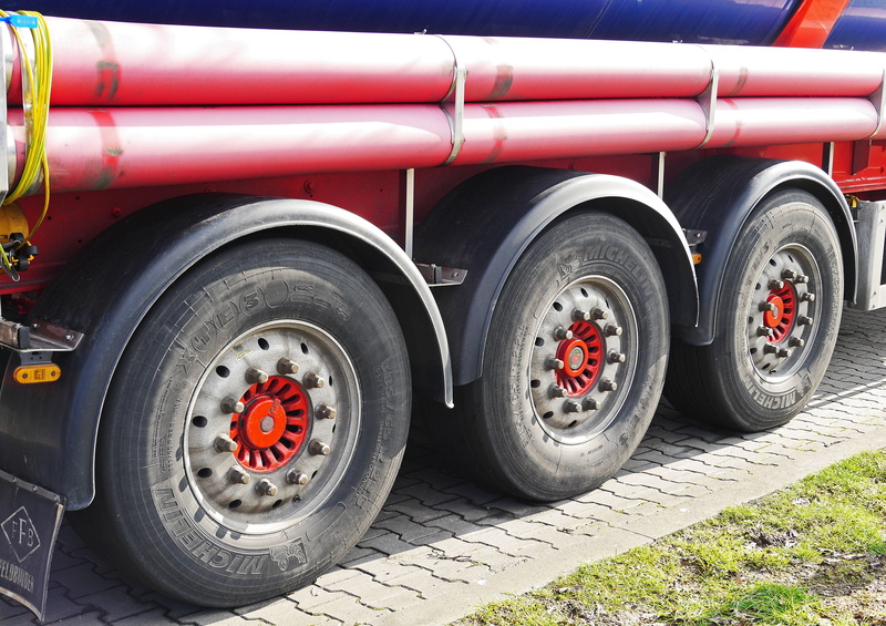 metal, logistics, stationary, tire, large group of objects, business, freight transportation, Tank Truck, Semi Trailer, day, wheel, truck stop, transport