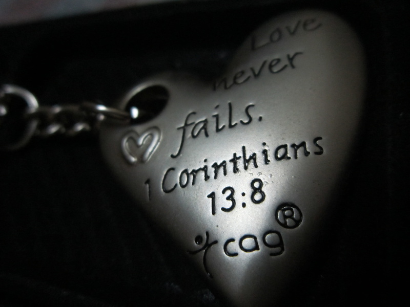 still life, heart, 4K, Love, backgrounds, colored, paper, selective focus, christ, hope, ink, message, Key Fob, dark, western script, focus on foreground