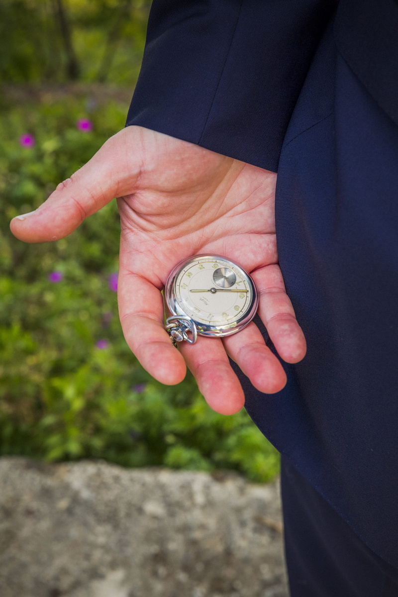clock, real people, focus on foreground, modern, vintage, old, one person, watch, manager, finger, retro, fashion, business, day, open-face watch, midsection