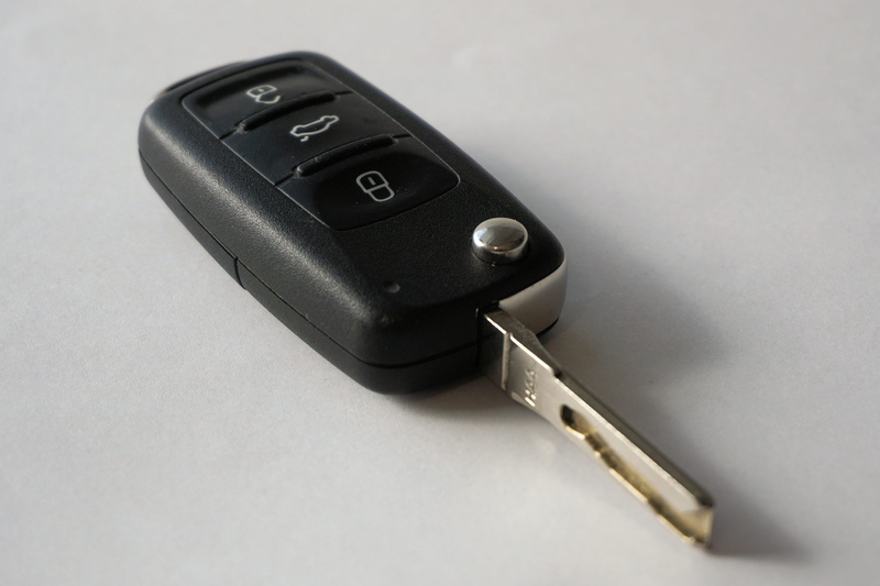 car, personal accessory, photo, gray background, wireless technology, communication, fob, remote control, push button, start, vw, no people, single object