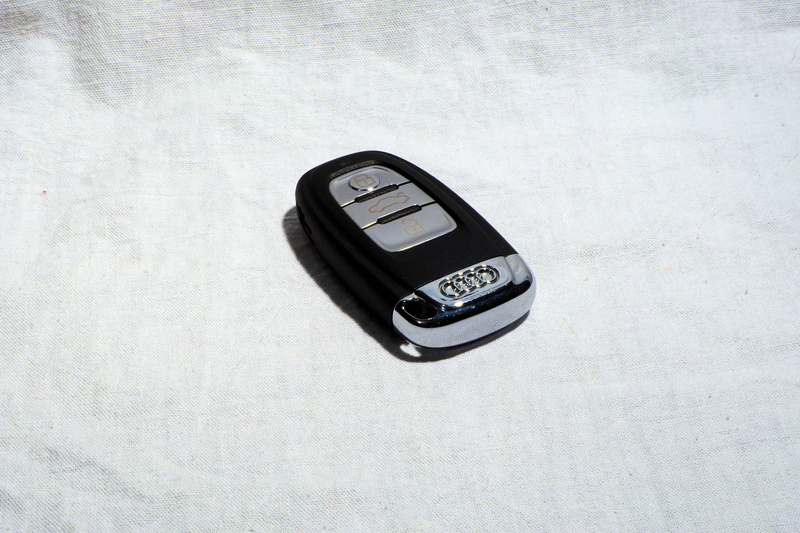 studio shot, open, wireless technology, Open Door, fob, vehicle, still life, 2K, day, connection, pkw, close-up, black, control, push button, no people