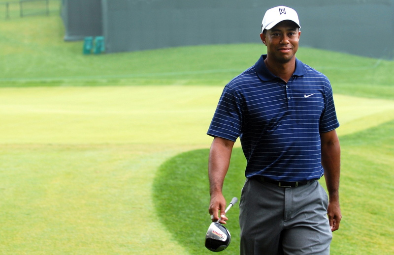 tiger woods, golf, three quarter length, men, day, casual clothing, golf club, smiling, 2K, real people, golfer, grass, leisure activity, green color