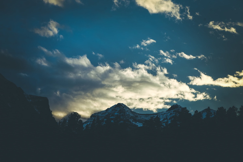 snowcapped mountain, tree, mountain peak, environment, clouds, covered, sky, photography, day, mountain, outdoors, physical geography, cumulus, idyllic