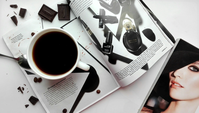 one person, table, wireless technology, 2K, mug, magazine, coffee, coffee - drink, dessert, gloss, white, technology, product, women, food and drink, drink