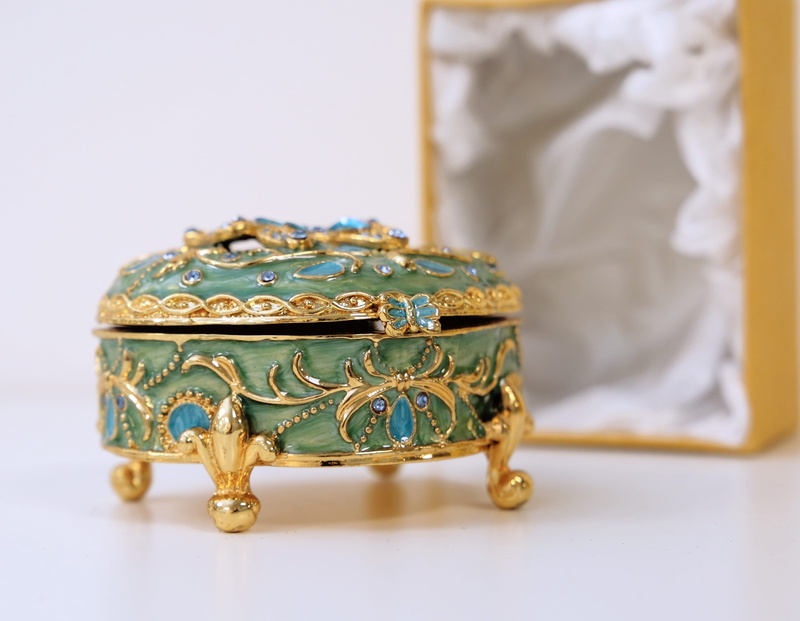focus on foreground, precious gem, metal, treasure, gift, decoration, wood, design, isolate, gold colored, antique, floral pattern, single object, wealth