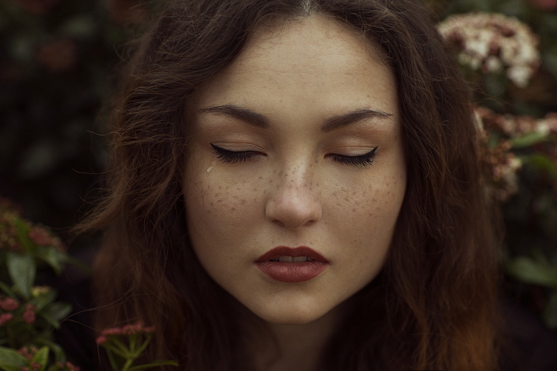 lipstick, front view, hairstyle, hair, young adult, eyes closed, portrait, contemplation, body part, 1080P, closed eyes, teenager, brown hair, tears, women