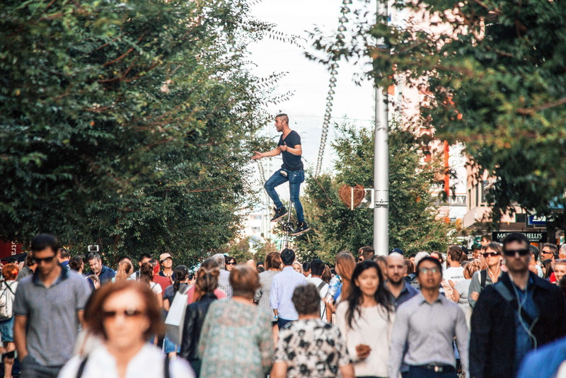 balance, busker, actor, real people, standing, show, 4K, fringe, nature, event, leisure activity, casual clothing, performance, crowd, centre, outdoors