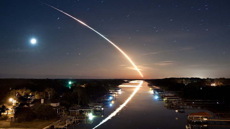 digital art, landscape, shooting stars, river, space, city, 1080P, star trails, boat, Moon, stars, night