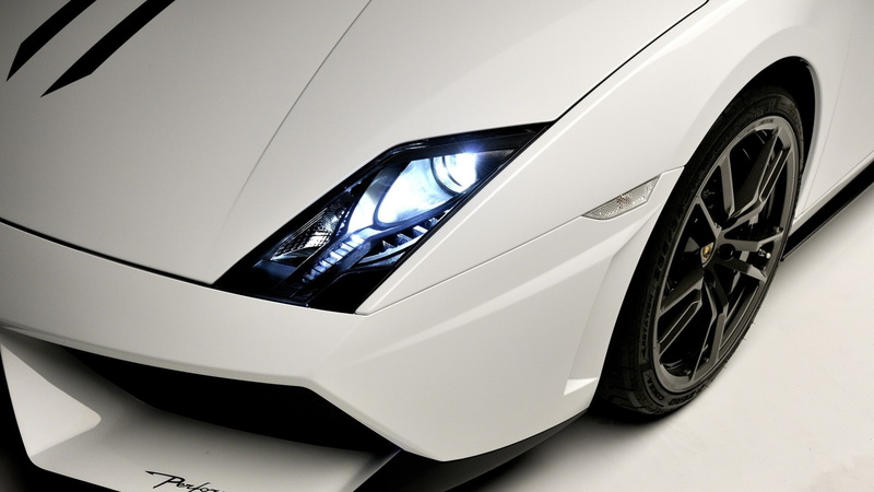 sports car, shiny, close-up, reflection, stationary, low angle view, wealth, tire, transportation, 1080P, white color, no people, wheel, car, indoors