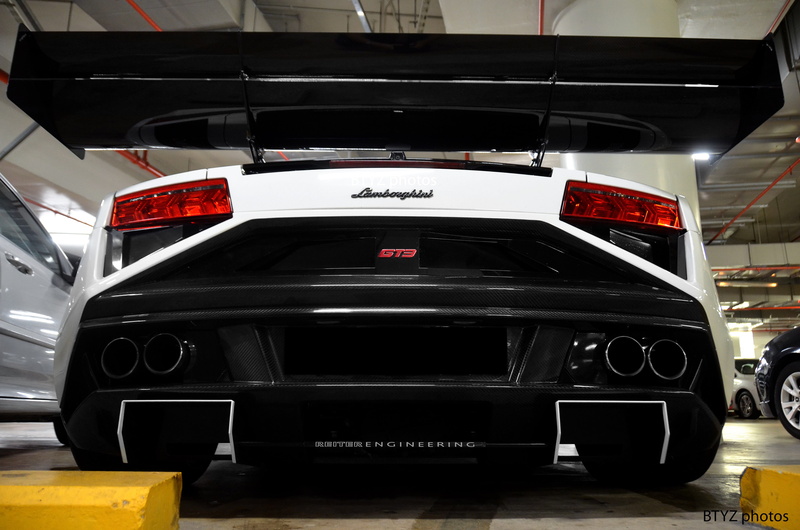 text, white color, communication, 4K, mode of transportation, safety, Lamborghini Gallardo, accidents and disasters, land vehicle, tail light, transportation