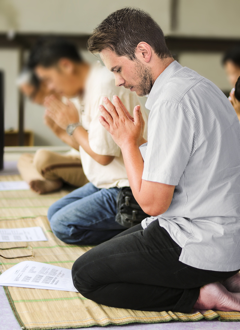 lifestyles, communication, 5K, casual clothing, Homage, mid adult men, handsome, mid adult, Undertaking, sitting, Precepts, Buddhist, table, flooring