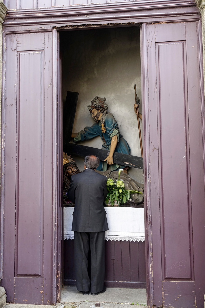 homage, catholic, holding, standing, door, men, 5K, adult, prayer, plant, full length, people, praying, hairstyle, business, casual clothing, young men