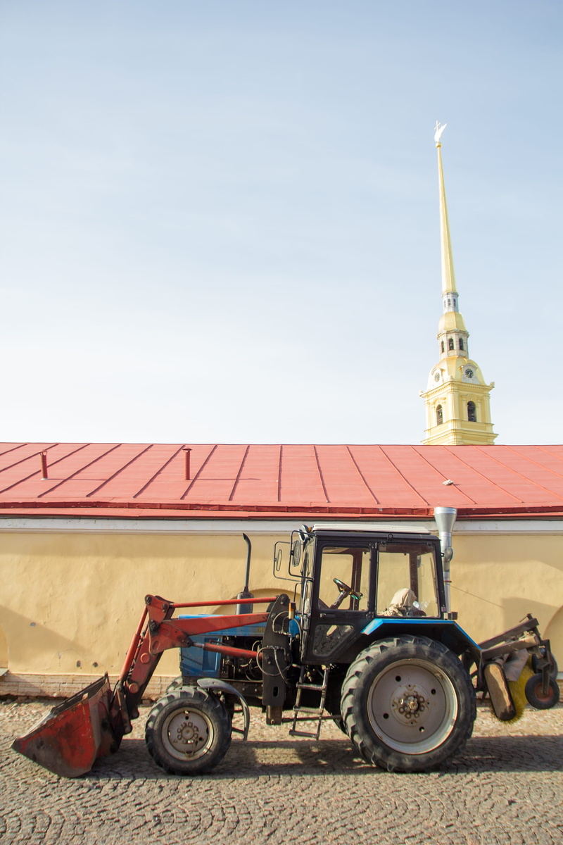 spb, blue, agricultural, transportation, farmer, mover, wheel, sunlight, clear sky, 2K, equipment, car, mode of transportation, spire, place of worship