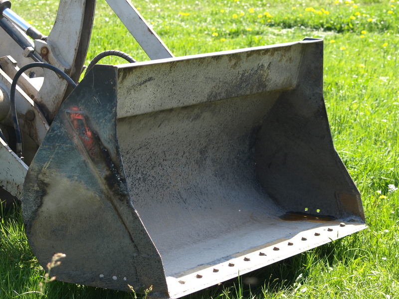 land vehicle, mode of transportation, outdoors, construction machine, field, nature, transportation, day, industry, water, machinery, wheel loader bucket