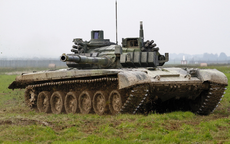 brown, sky, armed forces, no people, nature, military, outdoors, conflict, transportation, armor, government, grass, combat, T-72, armored tank, land, clear sky