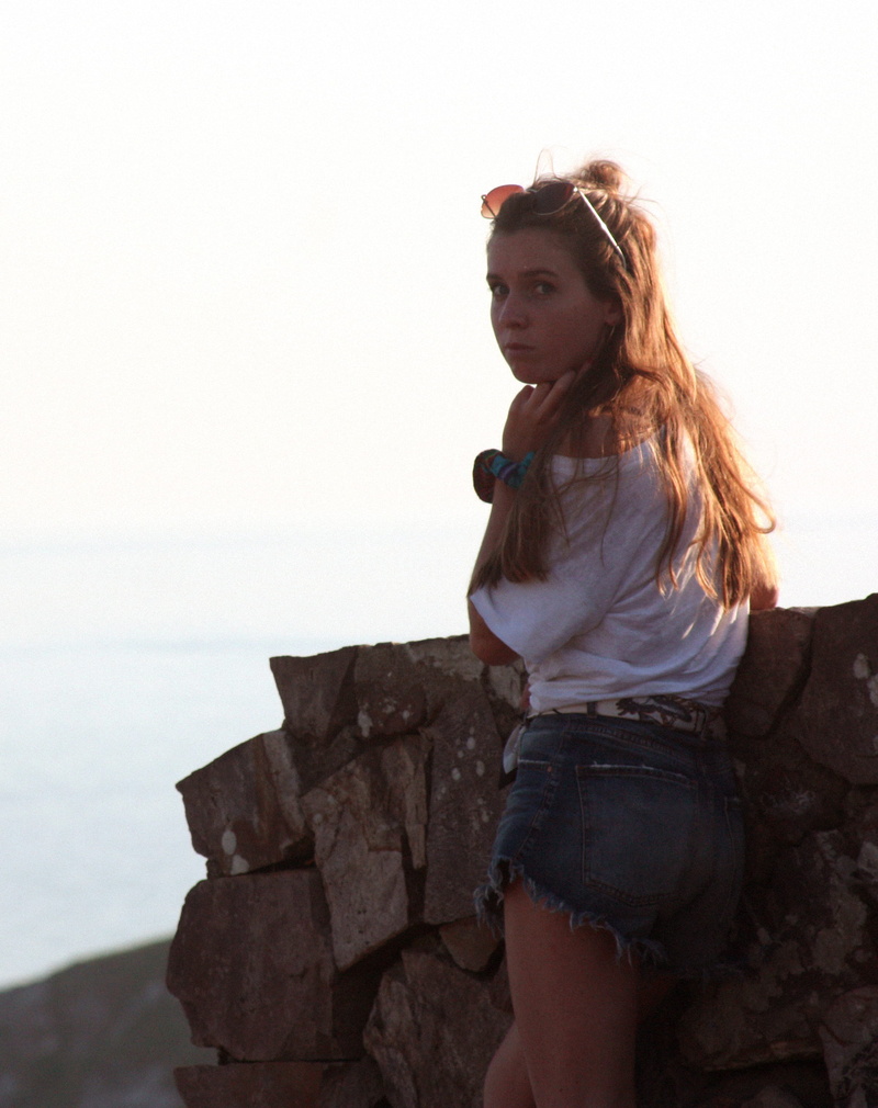 arraial do cabo, horizon over water, solid, outdoors, contemplation, leisure activity, hair, young women, looking, sky, 2K, hairstyle, brazil, casual clothing