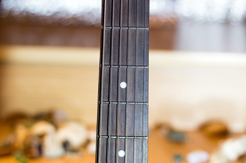 string, selective focus, focus on foreground, technology, guitar, string instrument, vulture, musical equipment, 2K, strings, metal, music, day, creativity