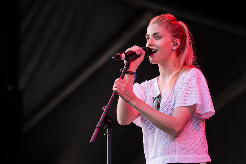 performing Arts Event, waist up, jazz Music, performance, rock Music, Hannah Reid, London Grammar, singer, neck, the team, music, females, live Event, British