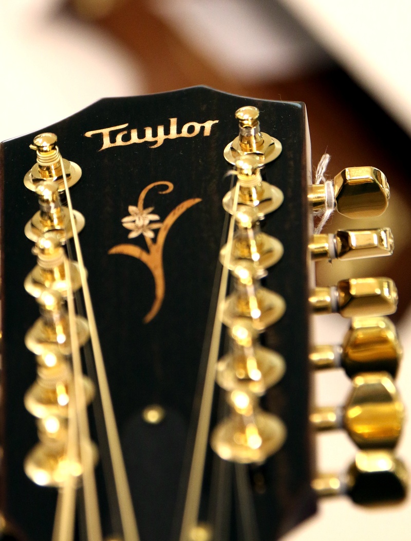 communication, amplifier, music, selective focus, equipment, 2K, gold colored, western script, musical instrument, guitar head, guitar, acoustics, musical equipment