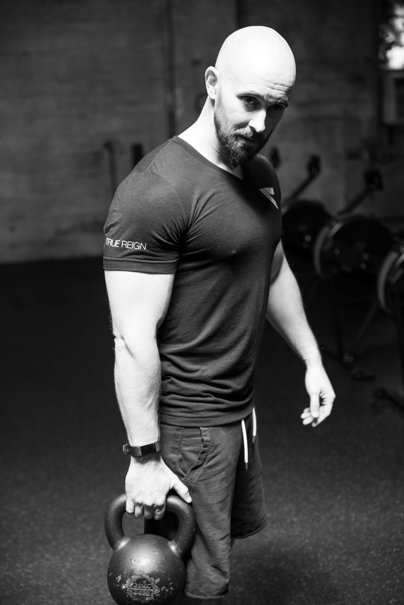 one person, finger, 5K, face, sport, person, males, skin, real people, lifestyles, sports, exercise, apparel, healthy lifestyle, leisure activity, front view