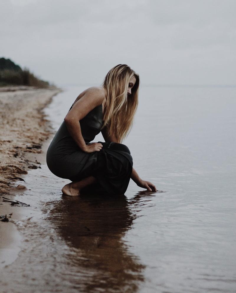 sitting, lifestyles, water, 2K, apparel, sea, beauty in nature, human, stretch, leisure activity, full length, real people, sports, nature, sport, outdoors