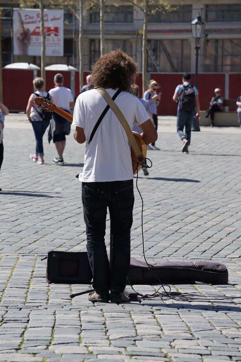 tonkunst, people, pluck, singer, incidental people, women, man, 5K, music, city, street, lifestyles, guitar, guitar player, sunlight, musical instrument