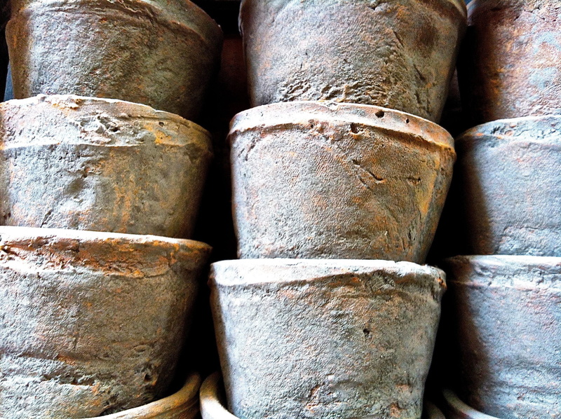 jars, in a row, day, clay, art, no people, hand labor, focus on foreground, tonkunst, backgrounds, close-up, pots, stack, 2K, group of objects, pottery