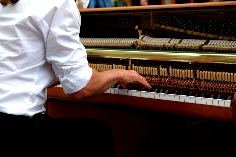 piano keyboard, leisure activity, tonkunst, musical equipment, instrument, keyboard instrument, macro, musical instrument, grand, white, playing, piano player