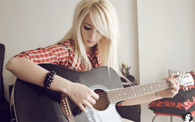 electric guitar, hairstyle, arts And Entertainment, young Women, musical Instrument, skill, Cutie, holding, Bracelet, cutaway, lifestyles, string Instrument