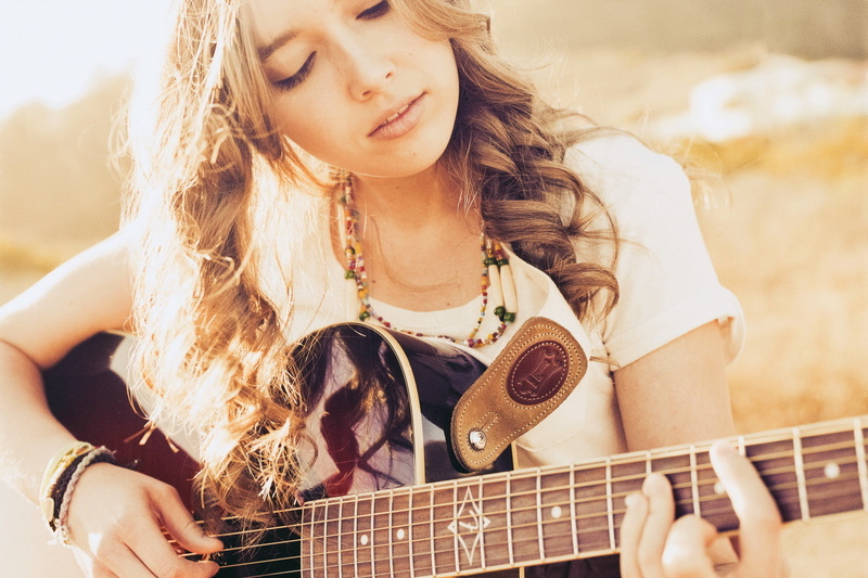 playing, hair, one Person, leisure Activity, enjoyment, young women, performer, casual clothing, entertainment, crew, singing, neck, chord, smiling, musical Instrument String