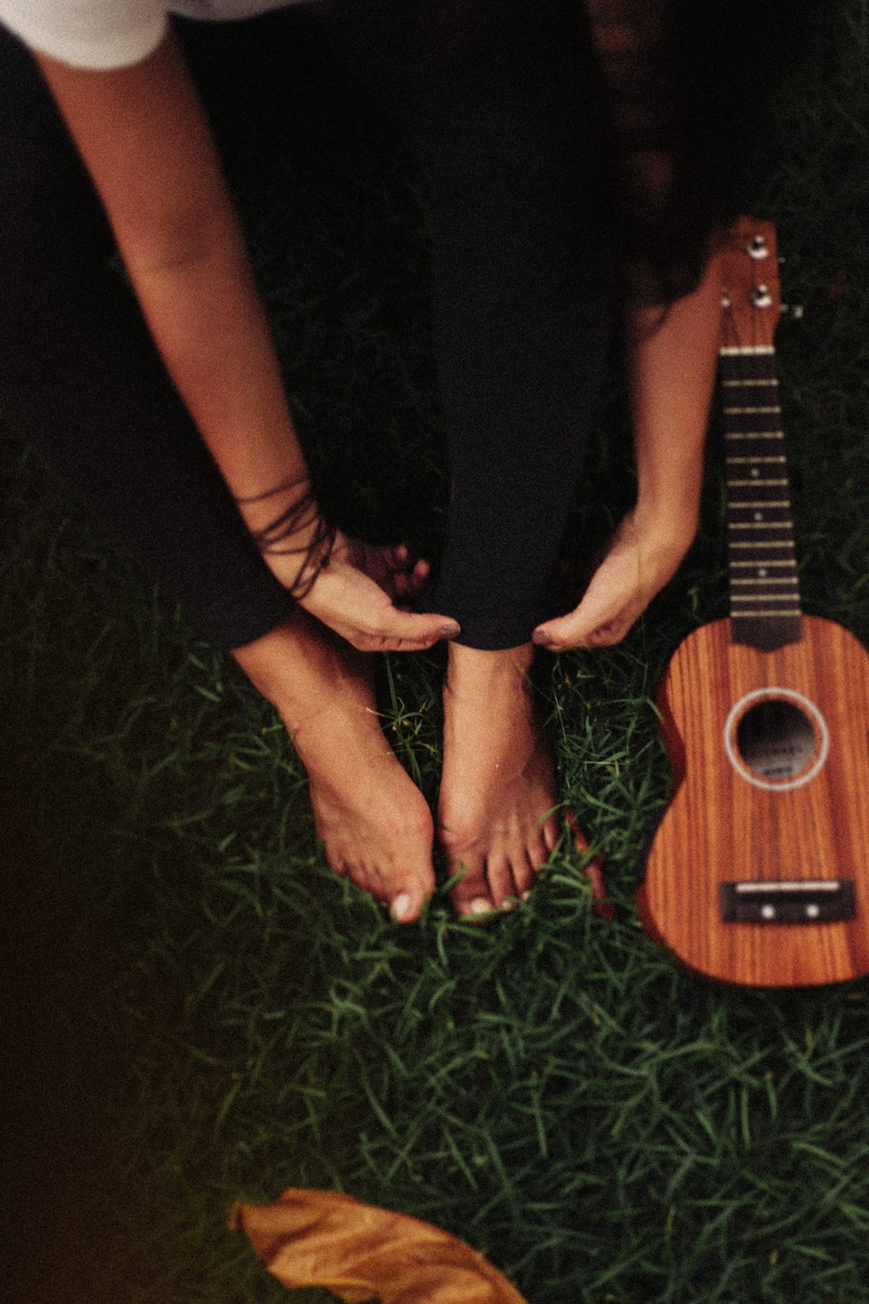 people, human foot, person, detail, human leg, men, adult, guitar, green, human body part, sitting, real people, young, girl, leisure activity, standing