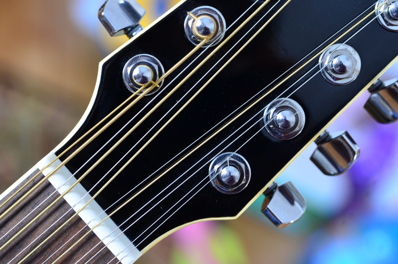 string instrument, arts culture and entertainment, audio, string, 2K, instrument, musical equipment, extreme close-up, close-up, indoors, technology, focus on foreground