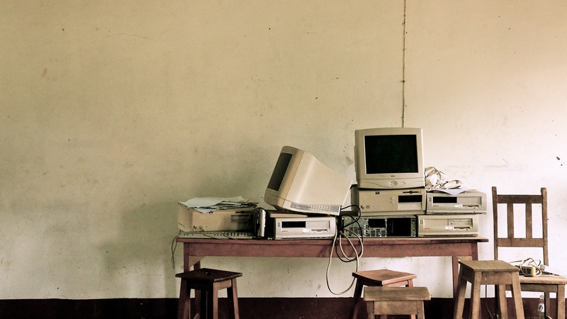 computer monitor, computer equipment, old, no people, desktop pc, wall - building feature, wood - material, pc, copy space, hardware, monitor, calculator