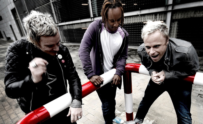 color, real people, three quarter length, assorted, 2K, boxing - sport, aggression, people, lifestyles, women, young men, adult, Prodigy, clothing, men