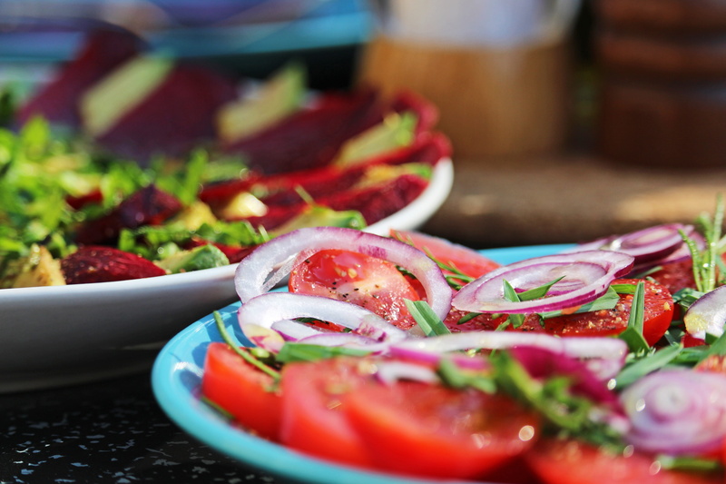 vegetables, onion, fresh, plate, no people, healthy, bowl, barbecue, selective focus, vegetarian food, tomato, close-up, beetroot, tomatoes, salad, red