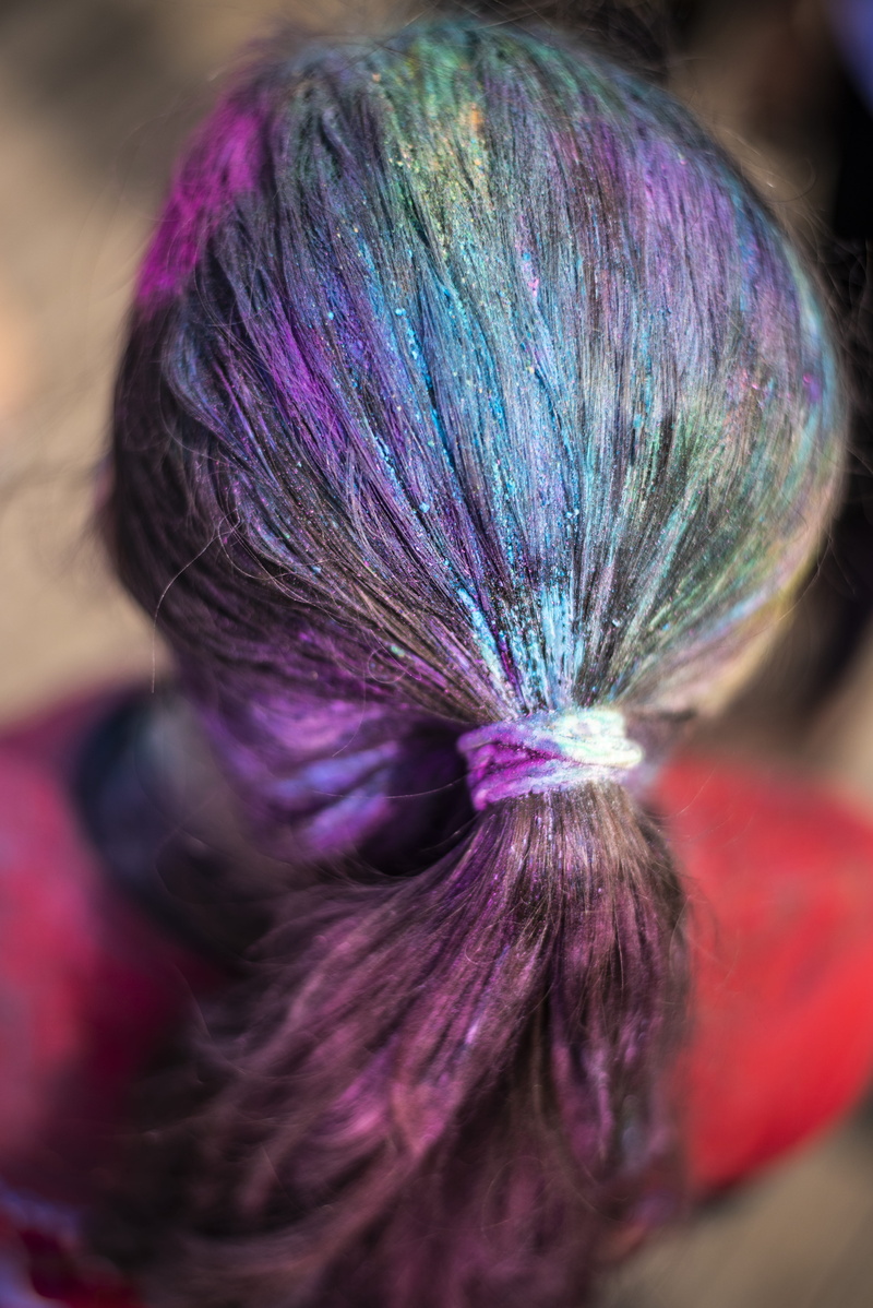 selective focus, hair color, one person, plant, close-up, rear view, brown hair, fashion, yarn, purple, box, veins, women, finger, hairstyle, dyed hair