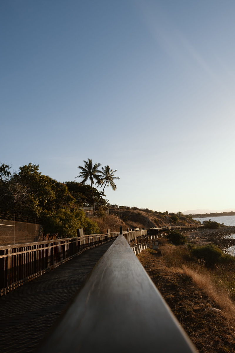 empty, nature, outdoors, railing, 5K, clear sky, daytime, land, tree, sky, water, ballister, day, wooden, plant, beauty in nature, brown, diminishing perspective