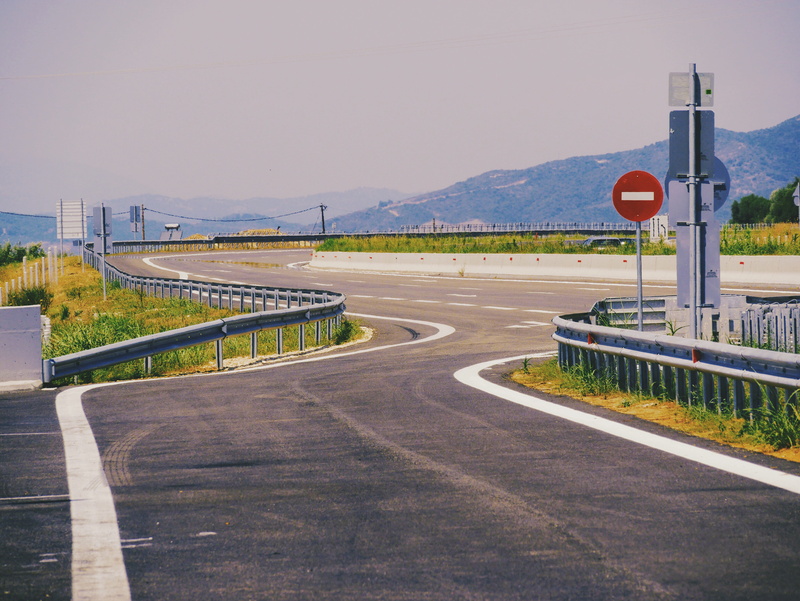 curve, dividing line, clear sky, symbol, outdoors, day, 4K, transportation, no people, road, the way forward, railing, road sign, guidance, direction