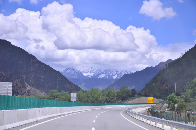 no people, sign, outdoors, mountain range, dividing line, diminishing perspective, 4K, road, beauty in nature, transportation, tourism, scenics - nature